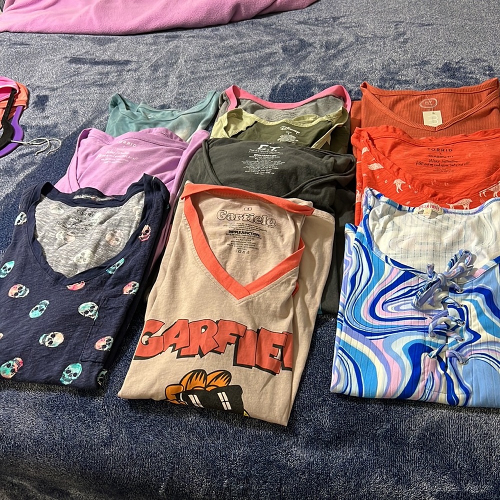 10 tshirts torrid and Maurices- 1/2x